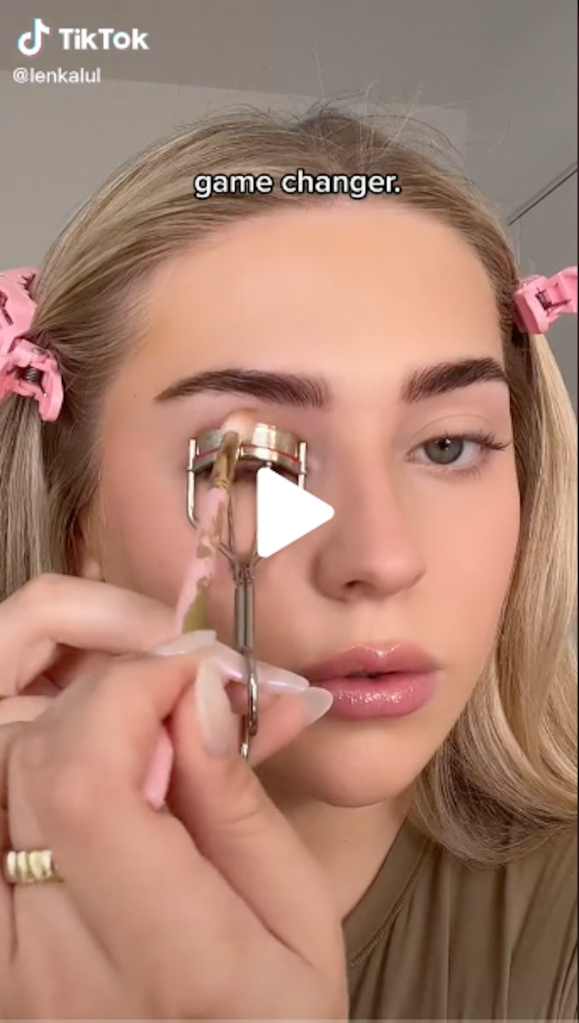 TikTok-gebruiker @lenkalul gevleugelde eyeliner stap 1