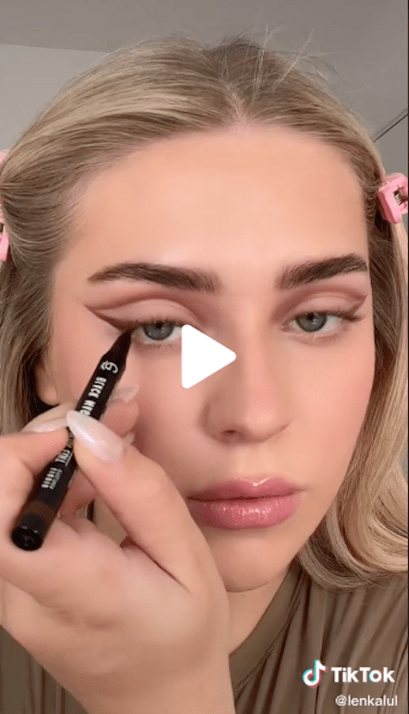 TikTok-gebruiker @lenkalul gevleugelde eyeliner stap 3